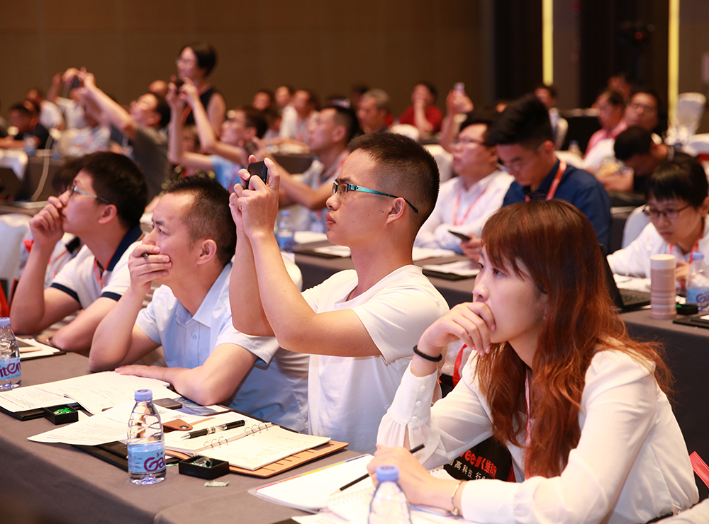 現(xiàn)場(chǎng)觀眾認(rèn)真聆聽(tīng)演講